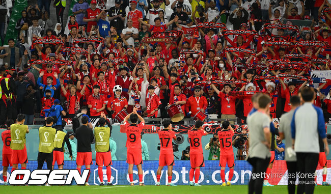 파울루 벤투 감독이 이끄는 축구대표팀은 24일 카타르 알 라이얀에 위치한 에듀케이션시티 스타디움에서 우루과이를 상대로 ‘카타르 월드컵 2022 H조 조별리그 1차전’에서 0-0 무승부를 기록했다. 한국은 2010년 남아공 월드컵 이후 12년 만에 16강 진출에 도전한다. 경기 종료 후 한국 선수들이 관중석을 향해 인사를 하고 있다. 2022.11.24 /soul1014@osen.co.kr