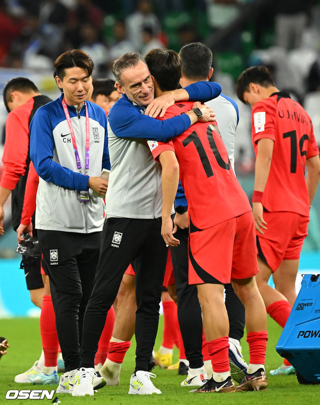 파울루 벤투 감독이 이끄는 축구대표팀은 24일 카타르 알 라이얀에 위치한 에듀케이션시티 스타디움에서 우루과이를 상대로 ‘카타르 월드컵 2022 H조 조별리그 1차전’에서 0-0 무승부를 기록했다. 한국은 2010년 남아공 월드컵 이후 12년 만에 16강 진출에 도전한다.경기 종료 후 한국 파울루 벤투 감독이 선수들과 포옹을 나누고 있다. 2022.11.24 /soul1014@osen.co.kr