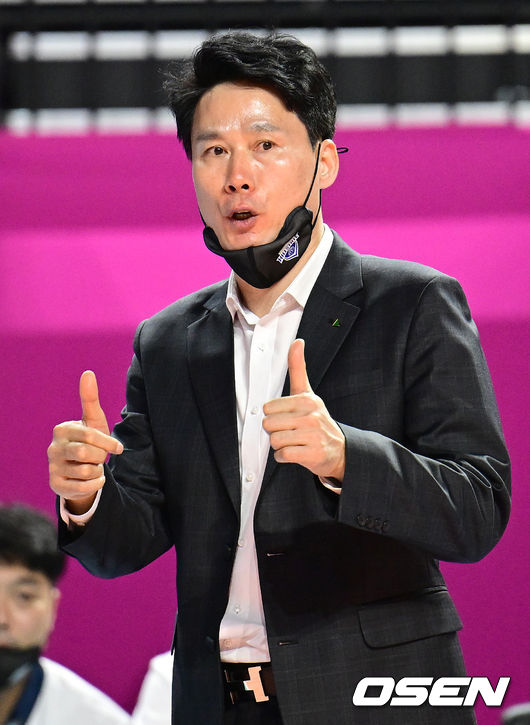 무패팀은 달랐다. 현대건설이 1라운드에 이어 2라운드에서도 김연경의 흥국생명을 완파하며 선두를 지켰다.현대건설은 25일 인천 삼산월드체육관에서 열린 도드람 2022-2023 V리그 여자부 2라운드 흥국생명과의 원정경기에서 세트 스코어 3-0(25-19, 27-25, 25-18)으로 승리했다.3세트 현대건설 강성형 감독이 득점에 기뻐하고 있다. 2022.11.25 /ksl0919@osen.co.kr