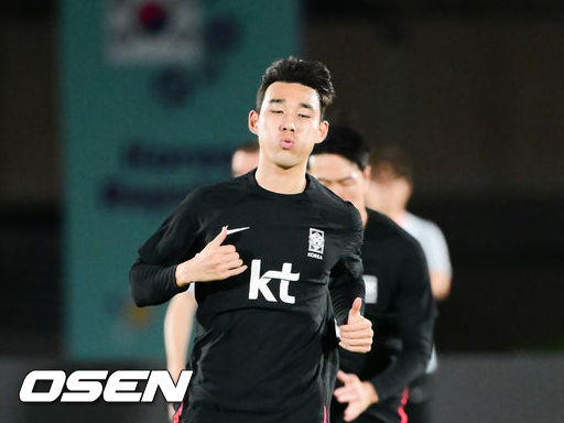           파울루 벤투 감독이 이끄는 대한민국 축구대표팀이 15일(한국시간) 카타르 도하 엘에글라 훈련장에서 공식훈련을 진행했다.송민규가 훈련하고 있다.  2022.11.15 /  soul1014@osen.co.kr