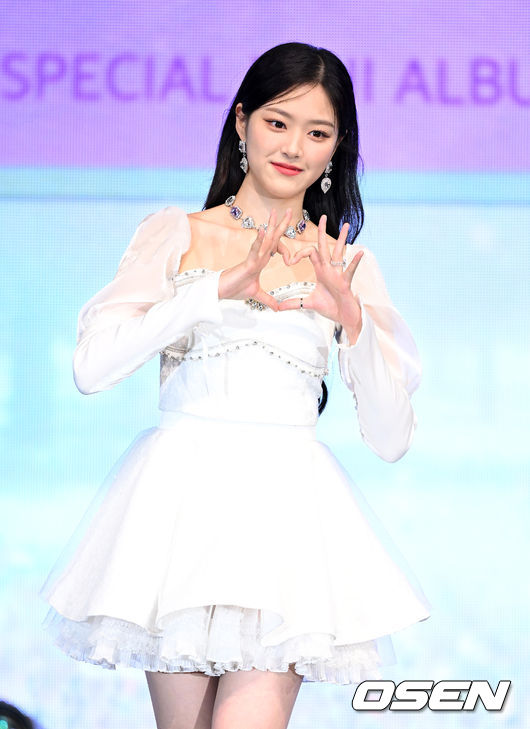 이달의 소녀 현진이 포토타임을 하고 있다. 2022.06.20 /jpnews@osen.co.kr