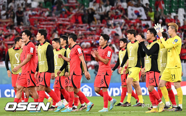 파울루 벤투 감독이 이끄는 축구대표팀은 24일 카타르 알 라이얀에 위치한 에듀케이션시티 스타디움에서 우루과이를 상대로 ‘카타르 월드컵 2022 H조 조별리그 1차전’에서 0-0 무승부를 기록했다. 경기 종료 후 한국 선수들이 관중석을 향해 인사를 하고 있다. 2022.11.24 