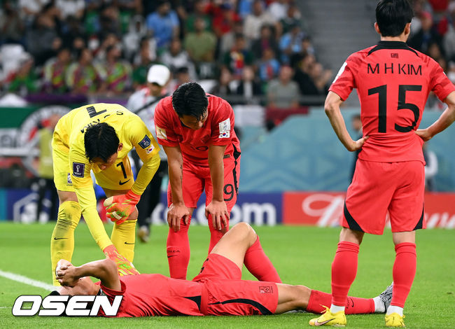 파울루 벤투 감독이 이끄는 축구대표팀은 24일 카타르 알 라이얀에 위치한 에듀케이션시티 스타디움에서 우루과이를 상대로 ‘카타르 월드컵 2022 H조 조별리그 1차전’에서 0-0 무승부를 기록했다. 한국은 2010년 남아공 월드컵 이후 12년 만에 16강 진출에 도전한다.전반 한국 김승규와 김영권이 수비 중 쓰러진 김민재의 상태를 살피고 있다. 2022.11.24 /soul1014@osen.co.kr