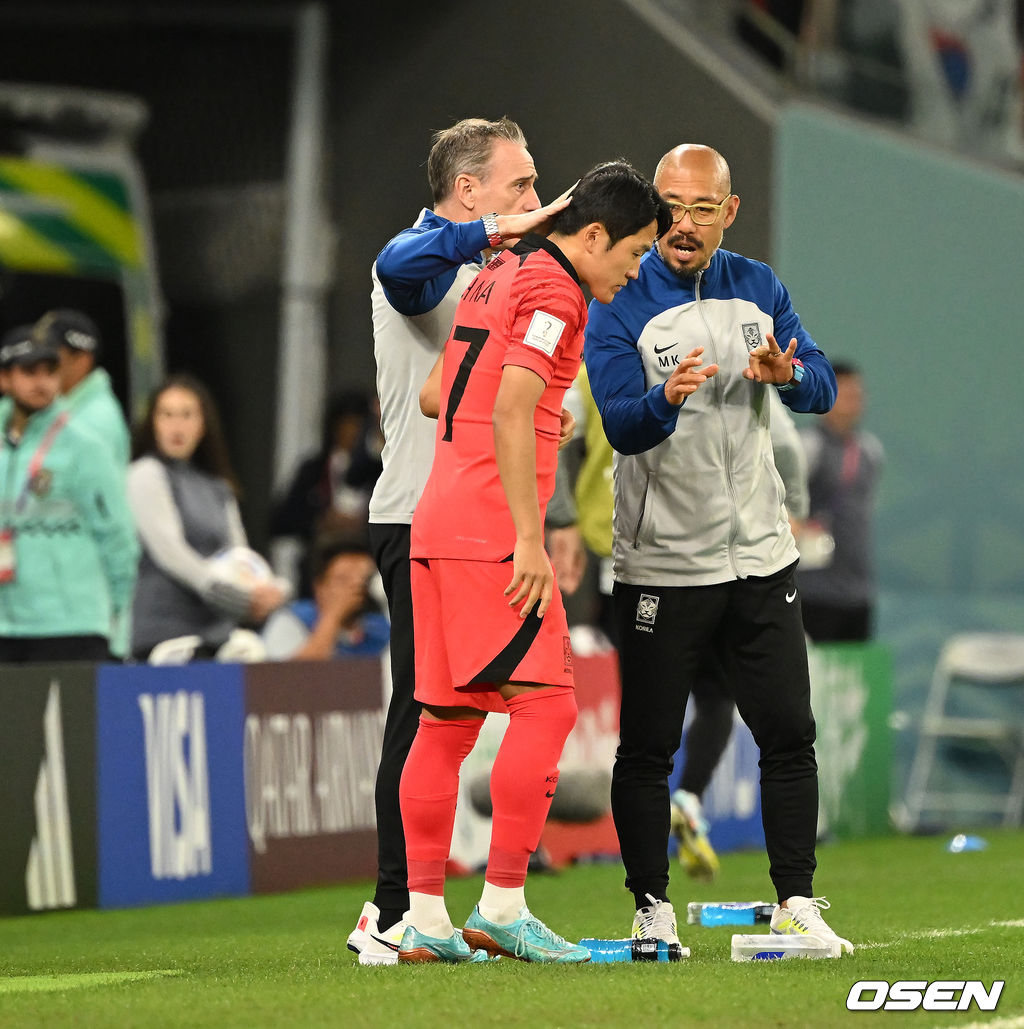 파울루 벤투 감독이 이끄는 축구대표팀은 28일(이하 한국시간) 카타르 알 라이얀의 에듀케이션 시티 스타디움에서 카타르 월드컵 H조 조별리그 2차전 가나와 맞대결을 펼쳐서 난타전 끝에 2-3으로 패했다.앞선 우루과이 상대로 0-0 무승부에 그친 한국은 잡아야 했던 가나 상대로 패배하면서 1무 1패로 조별리그 최하위로 떨어졌다. 한국은 3차전서 포르투갈과 맞붙는다.후반 대한민국 벤투 감독이 나상호를 투입하고 있다. 2022.11.28  /  soul1014@osen.co.kr