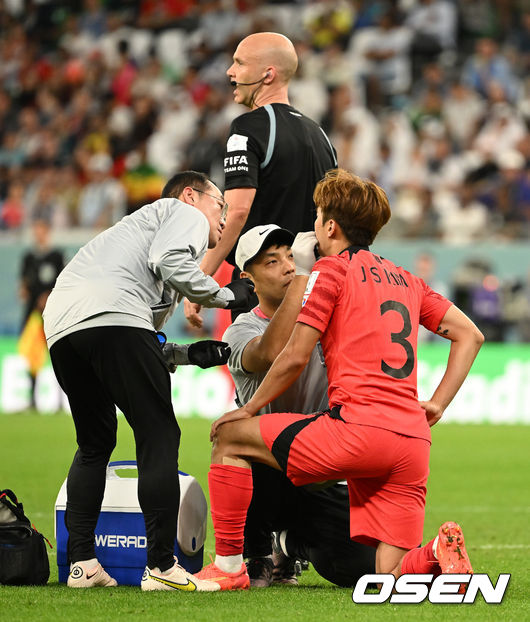 파울루 벤투 감독이 이끄는 축구대표팀은 28일(이하 한국시간) 카타르 알 라이얀의 에듀케이션 시티 스타디움에서 카타르 월드컵 H조 조별리그 2차전 가나와 맞대결을 펼쳐서 난타전 끝에 2-3으로 패했다.앞선 우루과이 상대로 0-0 무승부에 그친 한국은 잡아야 했던 가나 상대로 패배하면서 1무 1패로 조별리그 최하위로 떨어졌다. 한국은 3차전서 포르투갈과 맞붙는다.후반 대한민국 김진수가 부상 여부를 체크하고 있다.