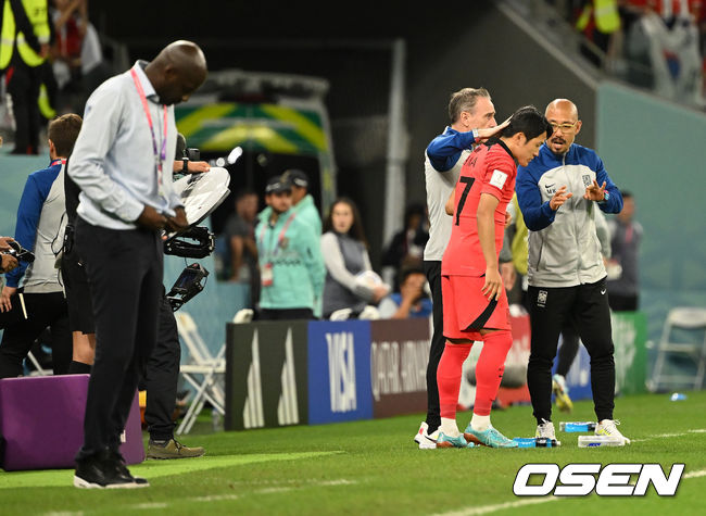 파울루 벤투 감독이 이끄는 축구대표팀은 28일(이하 한국시간) 카타르 알 라이얀의 에듀케이션 시티 스타디움에서 카타르 월드컵 H조 조별리그 2차전 가나와 맞대결을 펼쳐서 난타전 끝에 2-3으로 패했다.앞선 우루과이 상대로 0-0 무승부에 그친 한국은 잡아야 했던 가나 상대로 패배하면서 1무 1패로 조별리그 최하위로 떨어졌다. 한국은 3차전서 포르투갈과 맞붙는다.후반 대한민국 벤투 감독이 나상호를 투입하고 있다. 2022.11.28  /  soul1014@osen.co.kr