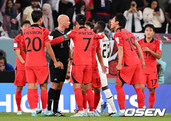 파울루 벤투 감독이 이끄는 축구대표팀은 28일(이하 한국시간) 카타르 알 라이얀의 에듀케이션 시티 스타디움에서 카타르 월드컵 H조 조별리그 2차전 가나와 맞대결을 펼쳐서 난타전 끝에 2-3으로 패했다. 후반 추가시간 대한민국이 코너킥 찬스를 잡았지만 테일러 주심이 경기 종료 휘슬을 불자 선수들이 불만을 나타내고 있다. 2022.11.28  /  soul1014@osen.co.kr