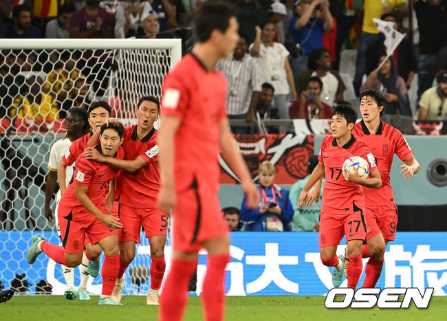 파울루 벤투 감독이 이끄는 축구대표팀은 28일(이하 한국시간) 카타르 알 라이얀의 에듀케이션 시티 스타디움에서 카타르 월드컵 H조 조별리그 2차전 가나와 맞대결을 펼쳐서 난타전 끝에 2-3으로 패했다.앞선 우루과이 상대로 0-0 무승부에 그친 한국은 잡아야 했던 가나 상대로 패배하면서 1무 1패로 조별리그 최하위로 떨어졌다. 한국은 3차전서 포르투갈과 맞붙는다.후반 대한민국 이강인이 조규성의 헤더골을 어시스트하며 동료선수들과 기뻐하고 있다. 2022.11.28  /  soul1014@osen.co.kr