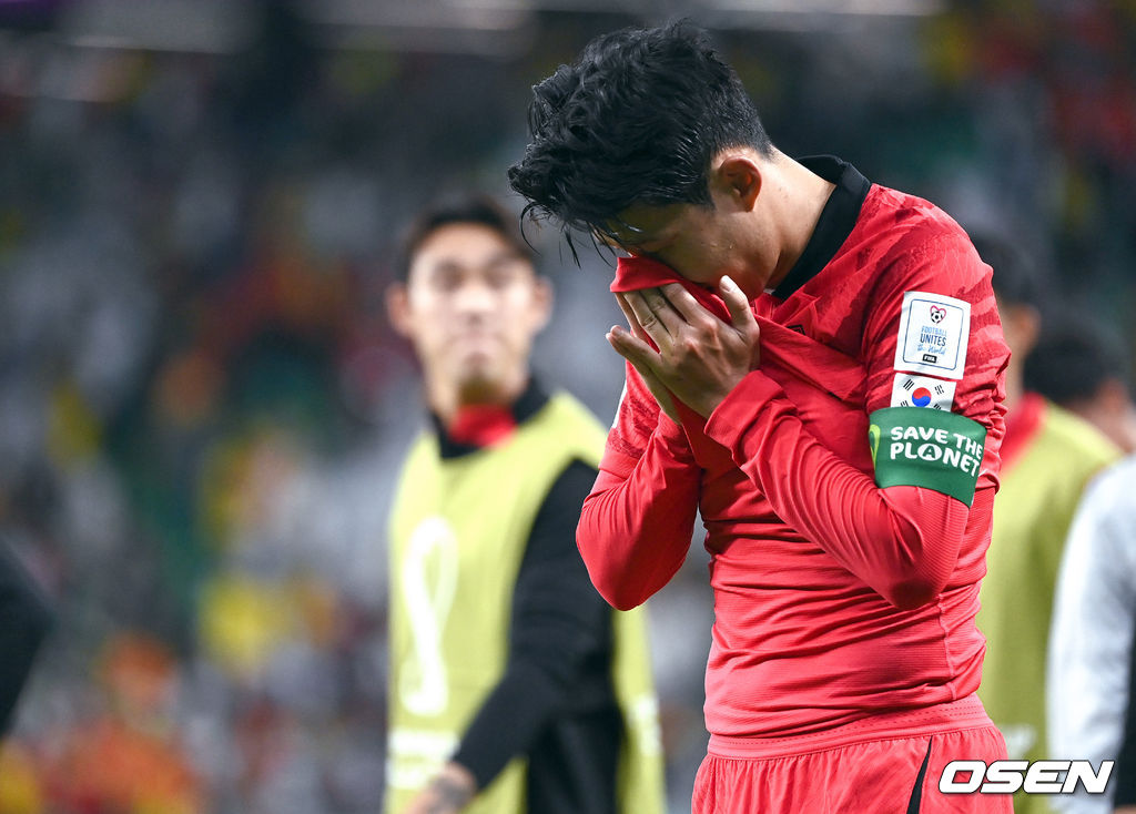        파울루 벤투 감독이 이끄는 축구대표팀은 28일(이하 한국시간) 카타르 알 라이얀의 에듀케이션 시티 스타디움에서 카타르 월드컵 H조 조별리그 2차전 가나와 맞대결을 펼쳐서 난타전 끝에 2-3으로 패했다.앞선 우루과이 상대로 0-0 무승부에 그친 한국은 잡아야 했던 가나 상대로 패배하면서 1무 1패로 조별리그 최하위로 떨어졌다. 한국은 3차전서 포르투갈과 맞붙는다.경기종료 후 손흥민이 아쉬워하고 있다.  2022.11.28 /  soul1014@osen.co.kr