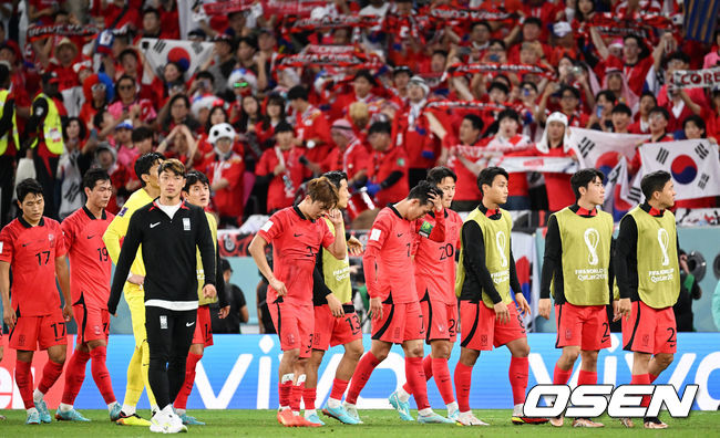 파울루 벤투 감독이 이끄는 축구대표팀은 28일(이하 한국시간) 카타르 알 라이얀의 에듀케이션 시티 스타디움에서 카타르 월드컵 H조 조별리그 2차전 가나와 맞대결을 펼쳐서 난타전 끝에 2-3으로 패했다.앞선 우루과이 상대로 0-0 무승부에 그친 한국은 잡아야 했던 가나 상대로 패배하면서 1무 1패로 조별리그 최하위로 떨어졌다. 한국은 3차전서 포르투갈과 맞붙는다.경기종료 후 대표팀 선수들이 아쉬워하고 있다. 2022.11.28 /  soul1014@osen.co.kr