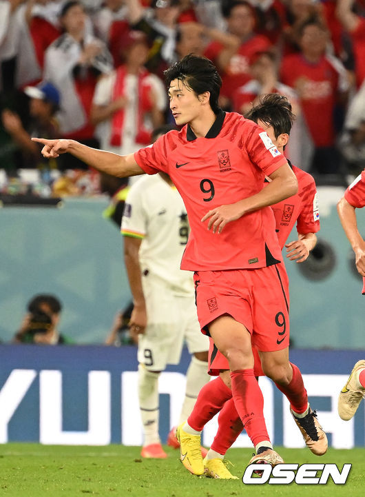 파울루 벤투 감독이 이끄는 축구대표팀은 28일(이하 한국시간) 카타르 알 라이얀의 에듀케이션 시티 스타디움에서 카타르 월드컵 H조 조별리그 2차전 가나와 맞대결을 펼쳐서 난타전 끝에 2-3으로 패했다.앞선 우루과이 상대로 0-0 무승부에 그친 한국은 잡아야 했던 가나 상대로 패배하면서 1무 1패로 조별리그 최하위로 떨어졌다. 한국은 3차전서 포르투갈과 맞붙는다.후반 대한민국 조규성이 헤더골을 성공시키며 기뻐하고 있다. 2022.11.28  /  soul1014@osen.co.kr