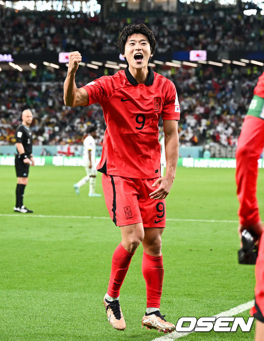 파울루 벤투 감독이 이끄는 축구대표팀은 28일(이하 한국시간) 카타르 알 라이얀의 에듀케이션 시티 스타디움에서 카타르 월드컵 H조 조별리그 2차전 가나와 맞대결을 펼쳐서 난타전 끝에 2-3으로 패했다.앞선 우루과이 상대로 0-0 무승부에 그친 한국은 잡아야 했던 가나 상대로 패배하면서 1무 1패로 조별리그 최하위로 떨어졌다. 한국은 3차전서 포르투갈과 맞붙는다.후반 조규성이 동점골을 넣고 세리머니를 하고 있다 2022.11.28 /  soul1014@osen.co.kr