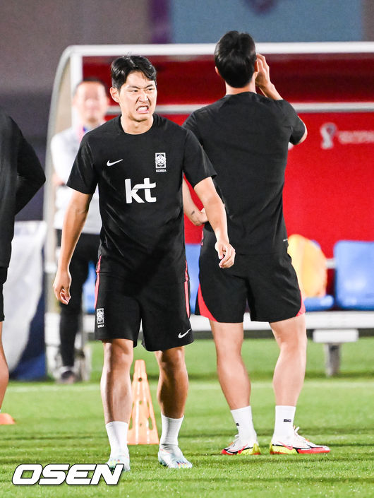 파울루 벤투 감독이 이끄는 축구대표팀이 29일(현지시간) 카타르 도하 알 에글라 훈련장에 훈련을 가졌다.대표팀은 전날(28일) 카타르 알라이얀의 에듀케이션 시티 스타디움에서 열린 2022 카타르 월드컵 조별리그 H조 2차전에서 가나에 2-3으로 아쉽게 패배했다.이강인이 훈련 중 힘든 표정을 짓고 있다. 2022.11.29 / soul1014@osen.co.kr