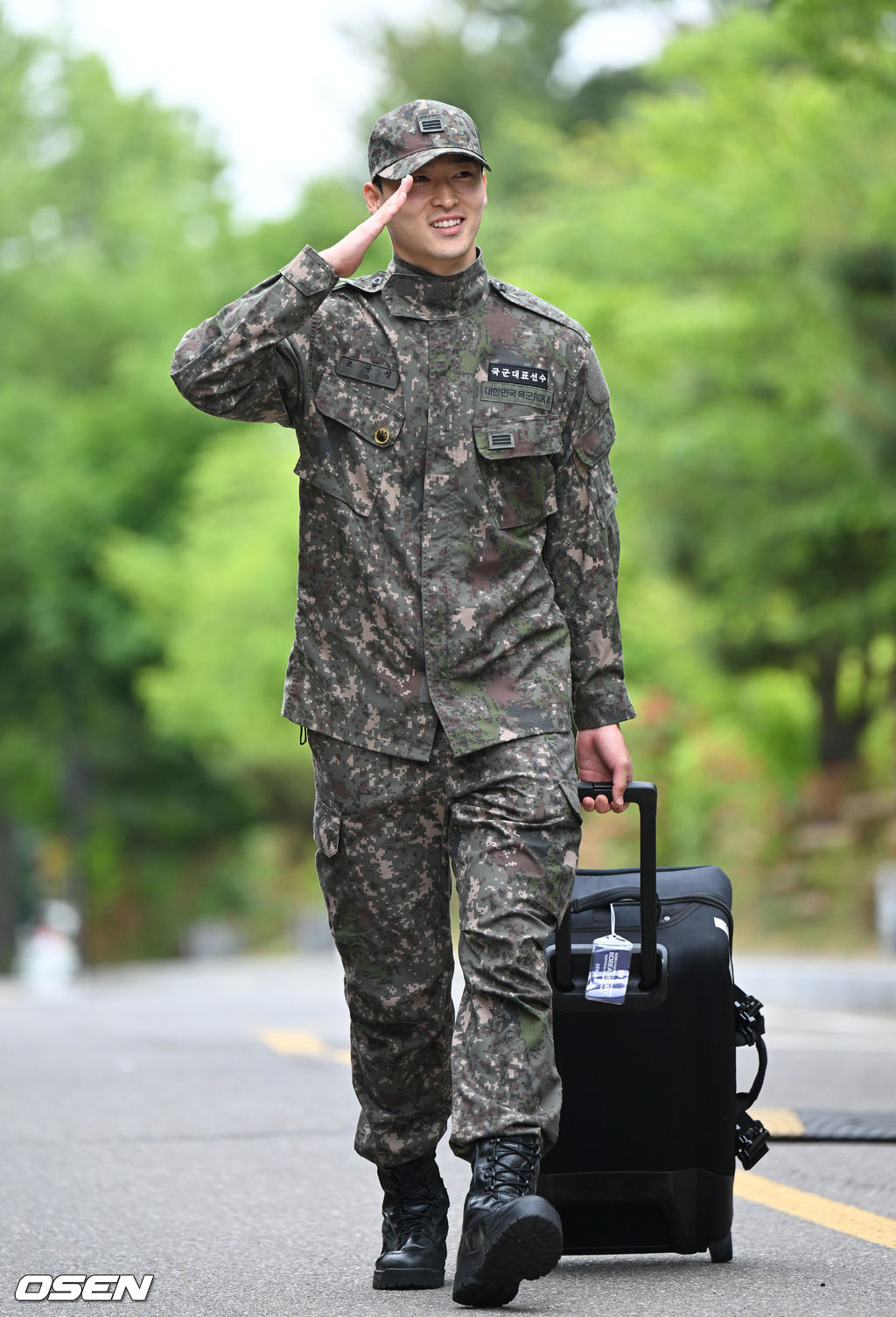 벤투 감독이 이끄는 축구대표팀이 30일 오후 경기도 파주 국가대표트레이닝센터에서 소집됐다.조규성이 트레이닝 센터로 이동하고 있다. 2022.05.30 /sunday@osen.co.kr