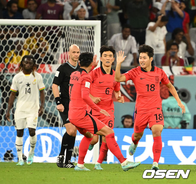 파울루 벤투 감독이 이끄는 축구대표팀은 28일(이하 한국시간) 카타르 알 라이얀의 에듀케이션 시티 스타디움에서 카타르 월드컵 H조 조별리그 2차전 가나와 맞대결을 펼쳐서 난타전 끝에 2-3으로 패했다.앞선 우루과이 상대로 0-0 무승부에 그친 한국은 잡아야 했던 가나 상대로 패배하면서 1무 1패로 조별리그 최하위로 떨어졌다. 한국은 3차전서 포르투갈과 맞붙는다.후반 대한민국 이강인이 조규성의 헤더골을 어시스트하며 손흥민과 기뻐하고 있다. 2022.11.28  /  soul1014@osen.co.kr