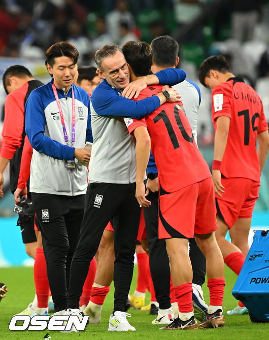 파울루 벤투 감독이 이끄는 축구대표팀은 24일 카타르 알 라이얀에 위치한 에듀케이션시티 스타디움에서 우루과이를 상대로 ‘카타르 월드컵 2022 H조 조별리그 1차전’에서 0-0 무승부를 기록했다. 한국은 2010년 남아공 월드컵 이후 12년 만에 16강 진출에 도전한다.경기 종료 후 한국 파울루 벤투 감독이 이재성과 포옹을 나누고 있다. 2022.11.24 /soul1014@osen.co.kr