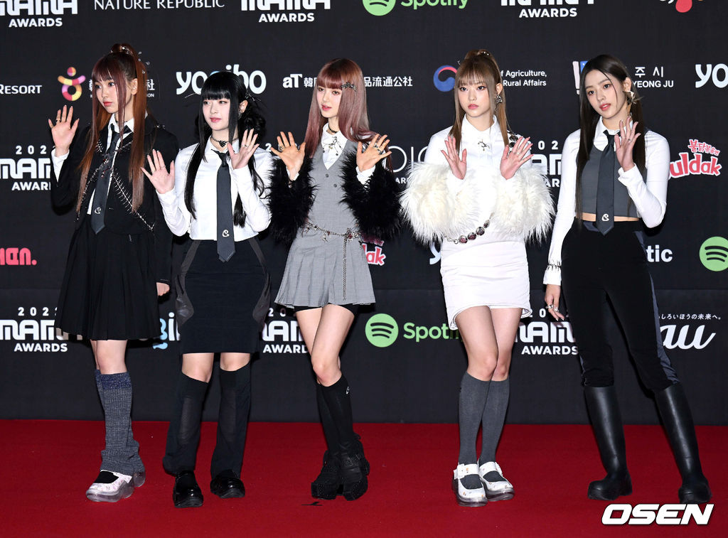 30일 오후(현지시간) 일본 교세라 돔 오사카에서 ‘2022 MAMA AWARDS’ 레드카펫 행사가 진행됐다. 가수 뉴진스가 포즈를 취하고 있다. 2022.11.30 /sunday@osen.co.kr