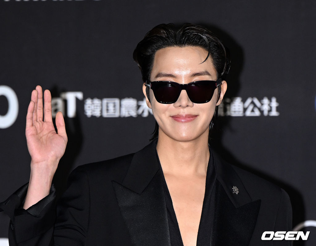 30일 오후(현지시간) 일본 교세라 돔 오사카에서 ‘2022 MAMA AWARDS’ 레드카펫 행사가 진행됐다. 그룹 방탄소년단 제이홉이 레드카펫을 밟고 있다. 2022.11.30 /sunday@osen.co.kr
