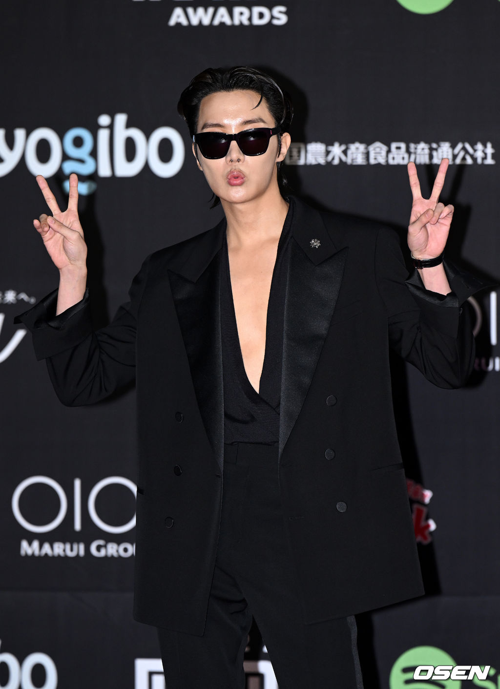 30일 오후(현지시간) 일본 교세라 돔 오사카에서 ‘2022 MAMA AWARDS’ 레드카펫 행사가 진행됐다.  그룹 방탄소년단 제이홉이 레드카펫을 밟고 있다. 2022.11.30 /sunday@osen.co.kr