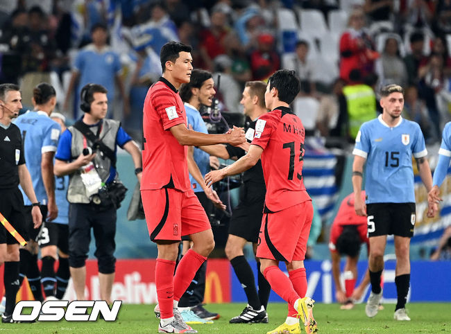 파울루 벤투 감독이 이끄는 축구대표팀은 24일 카타르 알 라이얀에 위치한 에듀케이션시티 스타디움에서 우루과이를 상대로 ‘카타르 월드컵 2022 H조 조별리그 1차전’에서 0-0 무승부를 기록했다. 한국은 2010년 남아공 월드컵 이후 12년 만에 16강 진출에 도전한다.경기 종료 후 한국 김민재와 김문환이 인사를 나누고 있다. 2022.11.24 /soul1014@osen.co.kr