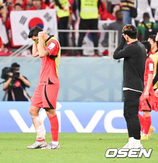 파울루 벤투 감독이 이끄는 축구대표팀은 28일(이하 한국시간) 카타르 알 라이얀의 에듀케이션 시티 스타디움에서 카타르 월드컵 H조 조별리그 2차전 가나와 맞대결을 펼쳐서 난타전 끝에 2-3으로 패했다.앞선 우루과이 상대로 0-0 무승부에 그친 한국은 잡아야 했던 가나 상대로 패배하면서 1무 1패로 조별리그 최하위로 떨어졌다. 한국은 3차전서 포르투갈과 맞붙는다.경기종료 후 김민재와 황희찬이 눈물을 훔치고 있다. 2022.11.28 /  soul1014@osen.co.kr