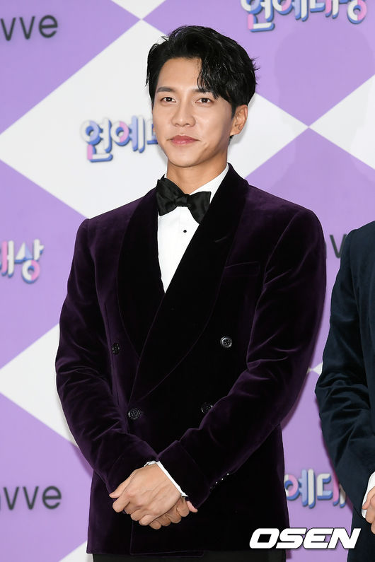 가수 이승기가 포즈를 취하고 있다. /cej@osen.co.kr