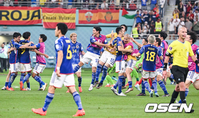 일본이 기어코 또 한 번 '도하의 기적'을 만들어냈다. '명장병'이란 조롱을 받던 모리야스 하지메(54) 감독의 용병술이 또 빛을 발했다.일본은 2일 오전 4시(한국시간) 카타르 도하의 칼리파 인터내셔널 스타디움에서 열리는 2022 국제축구연맹(FIFA) 카타르 월드컵 조별리그 E조 3차전에서 스페인을 2-1로 제압했다.이로써 일본은 2승 1패(승점 7)를 기록하며 조 1위로 16강 진출에 성공했다. 1승 1무 1패(승점 4)의 스페인 역시 독일이 코스타리카를 잡아준 덕분에 겨우 조 2위를 차지했다. 독일 역시 1승 1무 1패를 기록했지만, 골 득실에서 밀려 조 3위에 그치고 말았다경기종료 후 환호하는 일본축구대표팀. 2022.12.01 /  soul1014@osen.co.kr
