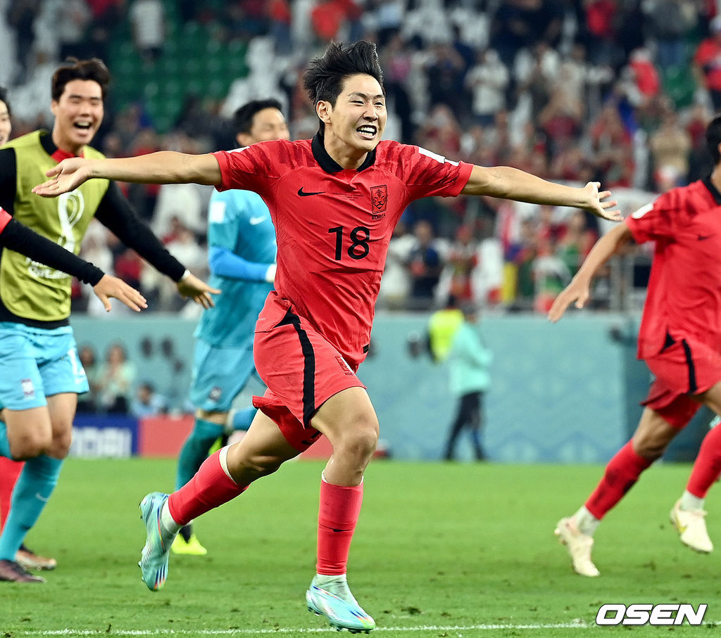 '알라이얀의 기적'이 일어났다. 한국이 20년 만에 또 포르투갈을 2-1로 제압하며 16강 진출을 확정했다. 파울루 벤투 감독이 이끄는 한국 축구 대표팀은 3일 0시(이하 한국시간) 카타르의 알 라이얀 에듀케이션시티 스타디움에서 열린 2022 카타르 월드컵 H조 조별리그 최종 3차전에서 포르투갈을 2-1로 제압했다.이날 승리로 한국은 1승1무1패(골득실 0, 4득점 4실점)을 기록했다. 같은 시각 우루과이는 가나를 2-0으로 이겼지만 1승1무1패(골득실 0, 2득점 2실점)이 됐다. 한국이 다득점에서 앞서 극적으로 조 2위를 차지하며 16강에 진출한다.경기를 마치고 16강 진출을 확정지은 한국 이강인을 비롯한 선수들이 피치에 슬라이딩 하는 세리머니를 펼치고 있다. 2022.12.02 / soul1014@osen.co.kr