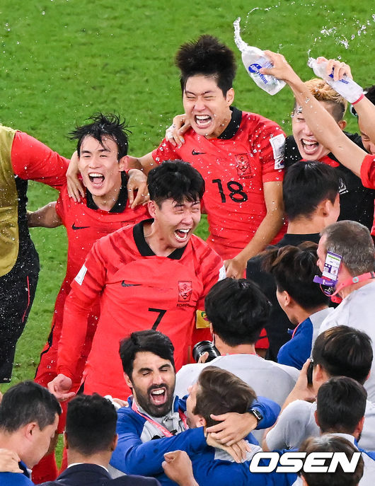 '알라이얀의 기적'이 일어났다. 한국이 20년 만에 또 포르투갈을 2-1로 제압하며 16강 진출을 확정했다. 파울루 벤투 감독이 이끄는 한국 축구 대표팀은 3일 0시(이하 한국시간) 카타르의 알 라이얀 에듀케이션시티 스타디움에서 열린 2022 카타르 월드컵 H조 조별리그 최종 3차전에서 포르투갈을 2-1로 제압했다.이날 승리로 한국은 1승1무1패(골득실 0, 4득점 4실점)을 기록했다. 같은 시각 우루과이는 가나를 2-0으로 이겼지만 1승1무1패(골득실 0, 2득점 2실점)이 됐다. 한국이 다득점에서 앞서 극적으로 조 2위를 차지하며 16강에 진출한다.손흥민과 이강인이 16강 확정 후 환호하고 있다. 2022.12.02 /  soul1014@osen.co.kr