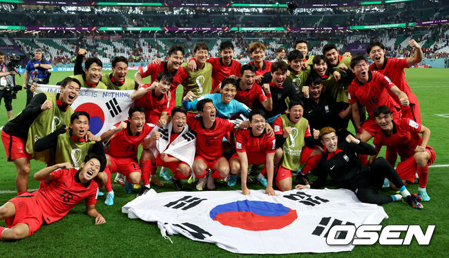 포르투갈에 극적인 2-1 승리를 거두고 16강 진출을 확정한 대한민국 선수들이 기념촬영을 하고 있다. 2022.12.02 / soul1014@osen.co.kr