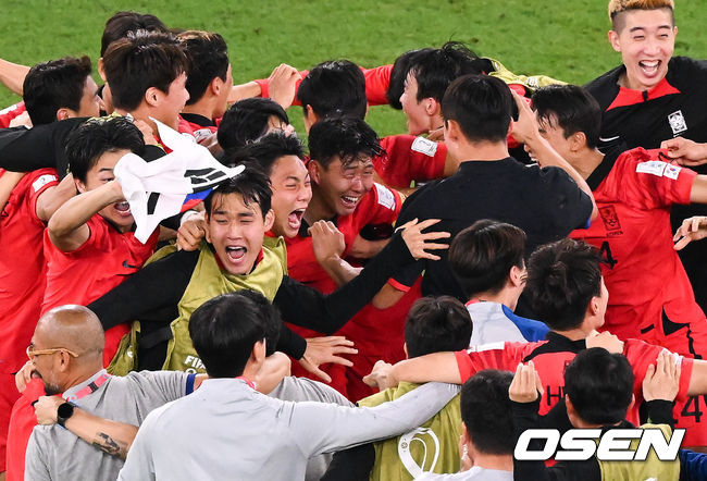 16강 확정에 기뻐하는 축구대표팀과 눈물 보이는 손흥민. 2022.12.02 /  soul1014@osen.co.kr