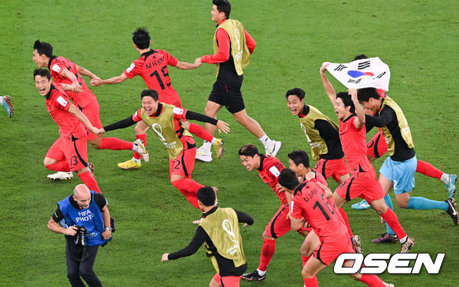  '알라이얀의 기적'이 일어났다. 한국이 20년 만에 또 포르투갈을 2-1로 제압하며 16강 진출을 확정했다. 파울루 벤투 감독이 이끄는 한국 축구 대표팀은 3일 0시(이하 한국시간) 카타르의 알 라이얀 에듀케이션시티 스타디움에서 열린 2022 카타르 월드컵 H조 조별리그 최종 3차전에서 포르투갈을 2-1로 제압했다.이날 승리로 한국은 1승1무1패(골득실 0, 4득점 4실점)을 기록했다. 같은 시각 우루과이는 가나를 2-0으로 이겼지만 1승1무1패(골득실 0, 2득점 2실점)이 됐다. 한국이 다득점에서 앞서 극적으로 조 2위를 차지하며 16강에 진출했다.축구대표팀 AGAIN 2002 세리머니를 하고 있다.  2022.12.02 /  soul1014@osen.co.kr