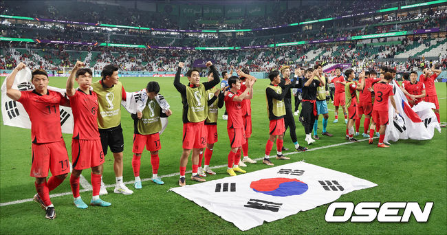 '알라이얀의 기적'이 일어났다. 한국이 20년 만에 또 포르투갈을 2-1로 제압하며 16강 진출을 확정했다. 파울루 벤투 감독이 이끄는 한국 축구 대표팀은 3일 0시(이하 한국시간) 카타르의 알 라이얀 에듀케이션시티 스타디움에서 열린 2022 카타르 월드컵 H조 조별리그 최종 3차전에서 포르투갈을 2-1로 제압했다.이날 승리로 한국은 1승1무1패(골득실 0, 4득점 4실점)을 기록했다. 같은 시각 우루과이는 가나를 2-0으로 이겼지만 1승1무1패(골득실 0, 2득점 2실점)이 됐다. 한국이 다득점에서 앞서 극적으로 조 2위를 차지하며 16강에 진출한다.경기를 마치고 16강 진출을 확정지은 한국 선수들이 팬들에게 인사하고 있다. 2022.12.02 / soul1014@osen.co.kr