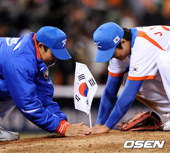 제2회 월드베이스볼클래식(WBC) 2라운드, 일본전 승리 후 마운드에 태극기를 심는 봉중근(왼쪽)과 이진영의 모습. 2009.03.18 /OSEN DB