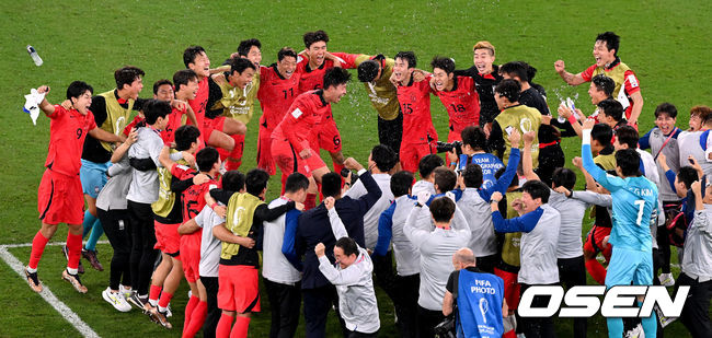 2일 (현지시간) 카타르 도하 에듀케이션 시티 스타디움에서 2022 카타르월드컵 H조 최종전 대한민국과 포르투갈의 경기가 진행됐다.포르투갈을 상대로 2-1 역전승을 거두며 극적으로 16강에 진출한 한국 선수들이 물세례를 펼치며 기뻐하고 있다. 2022.12.02 / soul1014@osen.co.kr