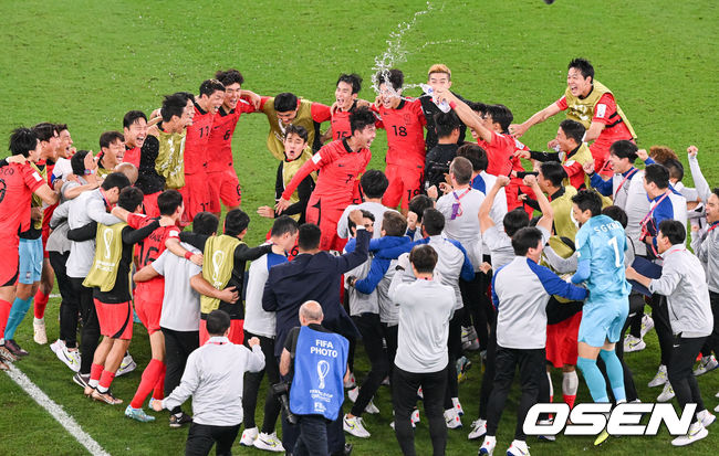 한국 축구 대표팀이 포르투갈을 꺾고 16강 진출을 확정한 후 환호하고 있다. 2022.12.02  /soul1014@osen.co.kr