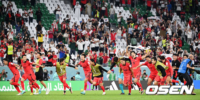 '알라이얀의 기적'이 일어났다. 한국이 20년 만에 또 포르투갈을 2-1로 제압하며 16강 진출을 확정했다. 파울루 벤투 감독이 이끄는 한국 축구 대표팀은 3일 0시(이하 한국시간) 카타르의 알 라이얀 에듀케이션시티 스타디움에서 열린 2022 카타르 월드컵 H조 조별리그 최종 3차전에서 포르투갈을 2-1로 제압했다.이날 승리로 한국은 1승1무1패(골득실 0, 4득점 4실점)을 기록했다. 같은 시각 우루과이는 가나를 2-0으로 이겼지만 1승1무1패(골득실 0, 2득점 2실점)이 됐다. 한국이 다득점에서 앞서 극적으로 조 2위를 차지하며 16강에 진출한다.16강 진출을 확정지은 한국 선수들이 피치를 달리며 기뻐하고 있다. 2022.12.02 / soul1014@osen.co.kr