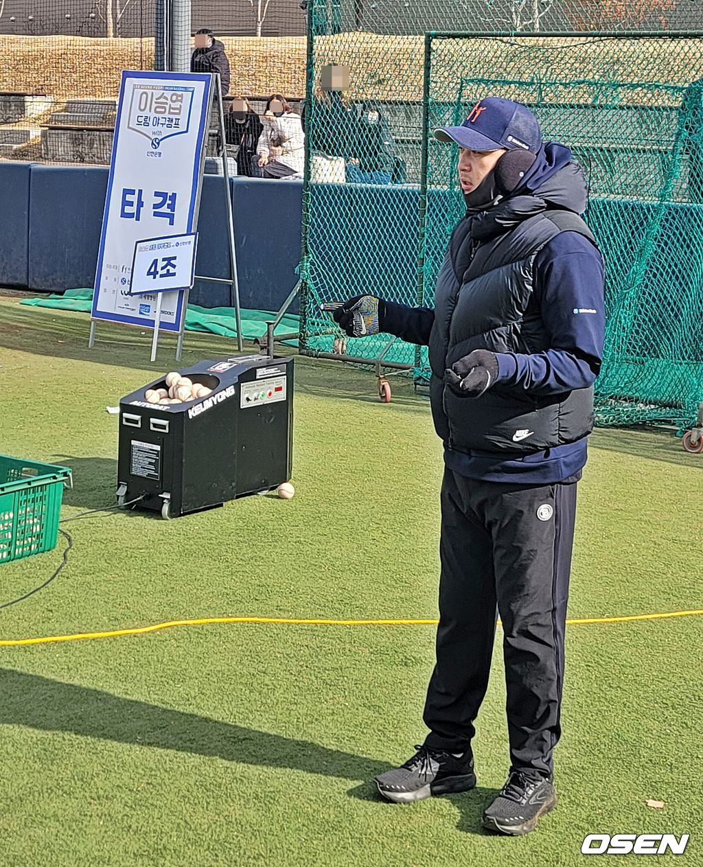 4일 대구시민야구장에서 열린 '2022 이승엽 드림야구캠프 with 신한은행' 일일 코치로 나선 이택근이 야구 꿈나무를 대상으로 타격 지도를 하고 있다. /what@osen.co.kr