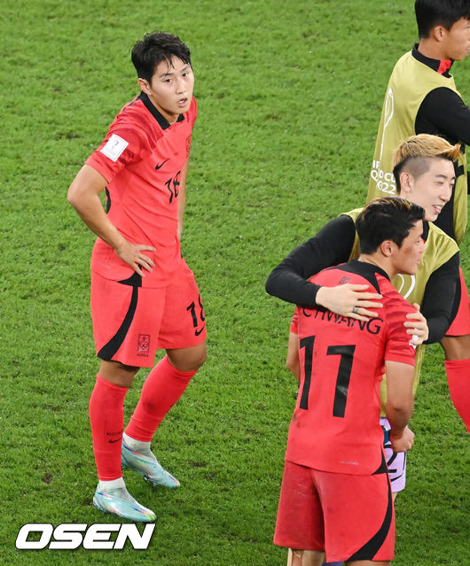 5일(현지시간)카타르 도하 974 스타디움에서 2022 카타르 월드컵 16강전 대한민국과 브라질의 경기가 열렸다. 이 경기에서 한국은 1-4로 패했다. 한국은 호주, 일본에 이어 16강에서 탈락하며 아시아의 마지막 자존심을 지키지 못했다.경기종료 한국 이강인이 아쉬워하고 있다. 2022.12.05 / soul1014@osen.co.kr