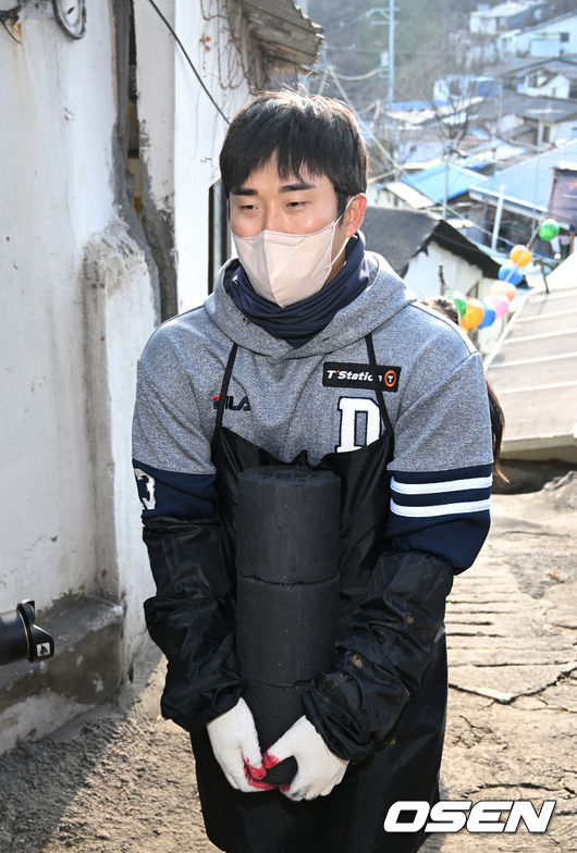 7일 오후 두산 베어스 사랑의 연탄 나눔 행사가 서울 상계동 별빛마을에서 진행됐다.두산 허경민이 연탄을 나르고 있다. 2022.12.07 /sunday@osen.co.kr