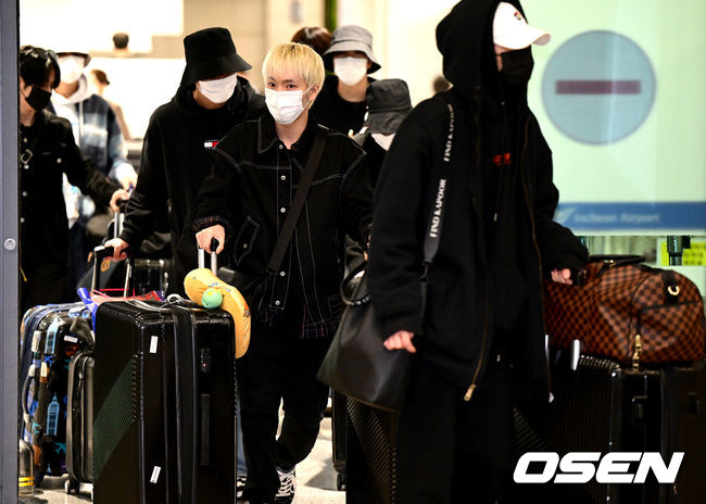 귀국한 오메가엑스가 출국장을 나서고 있다. 2022.10.25 / dreamer@osen.co.kr