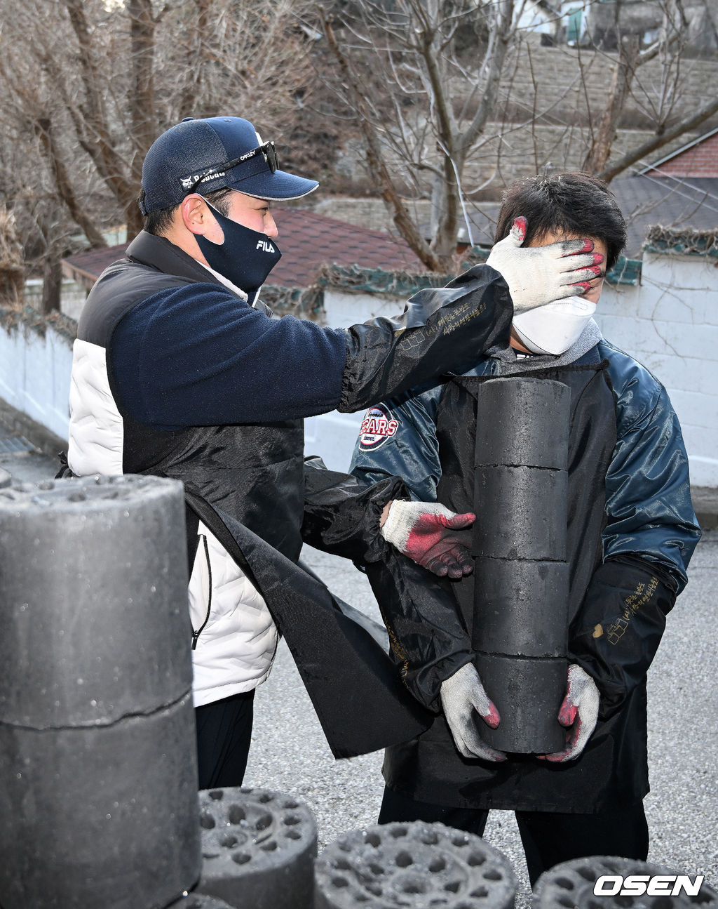 양석환이 김인태 얼굴에 장난을 치고 있다