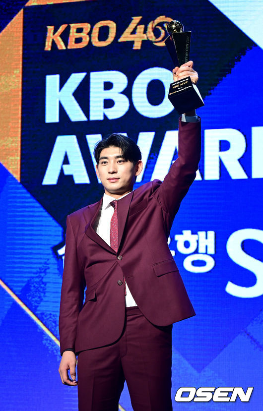 2022 KBO 시상식에서 타율-타점-안타-장타율-출루율 5관왕에 이어 MVP까지 거머쥔 키움 이정후가 포즈를 취하고 있다./OSEN DB