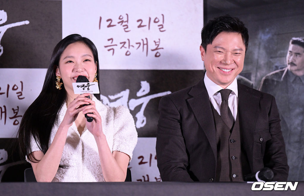 8일 오후 서울 용산 CGV에서 영화 ‘영웅’ 언론시사회가 열렸다. '영웅'은 오리지널 뮤지컬 '영웅'을 영화화한 작품으로, 우리가 알지 못했던 안중근 의사의 마지막 1년을 눈과 귀를 사로잡는 풍성한 음악과 볼거리, 배우들의 열연으로 그려냈다. 오는 12월 21일 극장 개봉 예정이다. 배우 김고은, 정성화가 간담회를 하고 있다. 2022.12.08 /jpnews@osen.co.kr