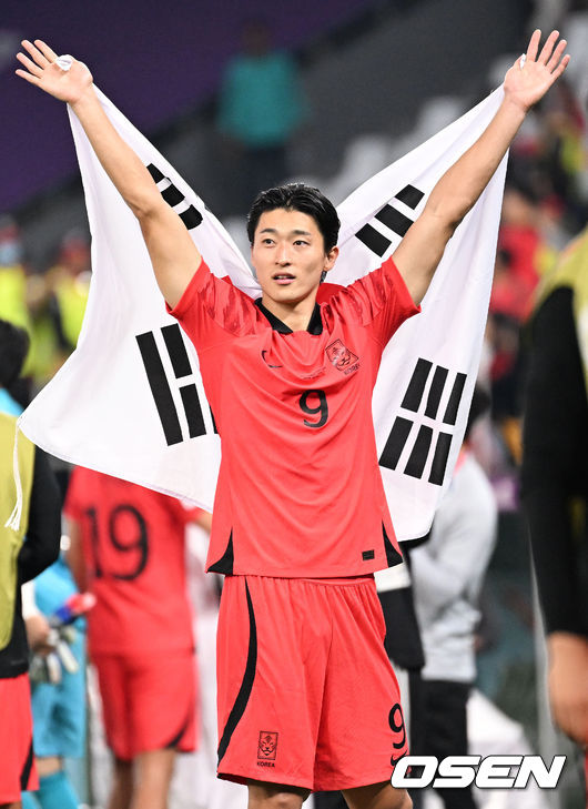 '알라이얀의 기적'이 일어났다. 한국이 20년 만에 또 포르투갈을 2-1로 제압하며 16강 진출을 확정했다. 파울루 벤투 감독이 이끄는 한국 축구 대표팀은 3일 0시(이하 한국시간) 카타르의 알 라이얀 에듀케이션시티 스타디움에서 열린 2022 카타르 월드컵 H조 조별리그 최종 3차전에서 포르투갈을 2-1로 제압했다.이날 승리로 한국은 1승1무1패(골득실 0, 4득점 4실점)을 기록했다. 같은 시각 우루과이는 가나를 2-0으로 이겼지만 1승1무1패(골득실 0, 2득점 2실점)이 됐다. 한국이 다득점에서 앞서 극적으로 조 2위를 차지하며 16강에 진출한다.경기를 마치고 16강 진출을 확정지은 한국 조규성이 팬들에게 인사하고 있다. 2022.12.02 / soul1014@osen.co.kr