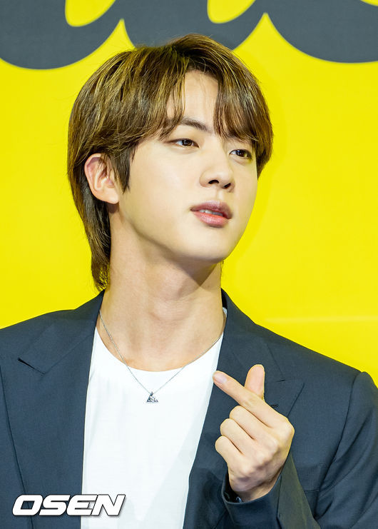 21일 오후 서울 송파구 올림픽공원 올림픽홀에서 방탄소년단(BTS)의 새 디지털 싱글 'Butter' 발매 기념 글로벌 기자간담회 포토타임이 진행됐다.<br /><br />그룹 방탄소년단(RM, 진, 슈가, 제이홉, 지민, 뷔, 정국)의 새 싱글 'Butter'는 오늘(21일) 오후 1시(한국시각)에 전 세계 동시에 발매된다. <br /><br />방탄소년단의 새 디지털 싱글 'Butter'는 마음을 흔드는 방탄소년단의 귀여운 고백을 담은 청량하고 중독성 강한 댄스 팝 장르의 서머송이다. 버터처럼 부드럽게 스며드는 방탄소년단의 독보적인 매력을 느낄 수 있는 곡으로 방탄소년단만의 음악적 스타일을 더한 것으로 알려져 기대를 모으고 있다.<br /><br />방탄소년단(BTS) 진이 무대 위에서 포토타임을 갖고 있다./ rumi@osen.co.kr