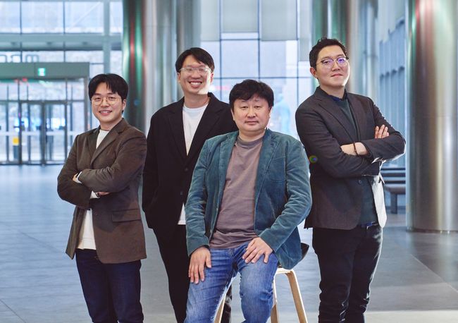 [사진=MBC 제공] '안정환의 히든 카타르'를 연출한 이주원(왼쪽부터), 노승욱, 김명진, 장효종 PD가 인터뷰에 앞서 서울 마포구 상암동 MBC 사옥에서 사진 촬영에 임하며 포즈를 취했다.
