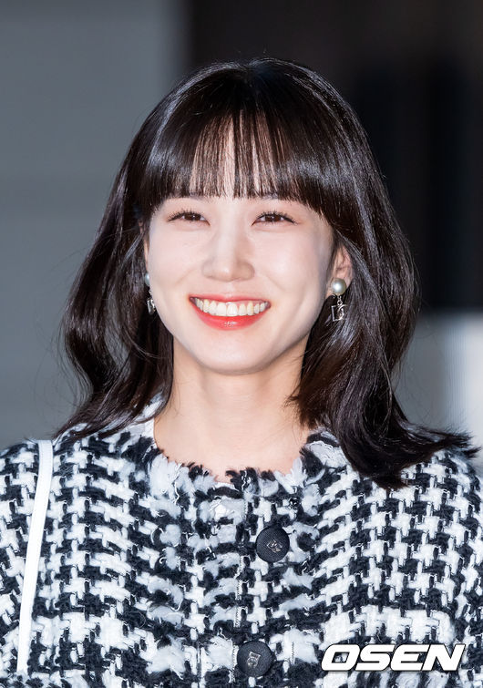 배우 박은빈이 하차한 후 출국장으로 이동하며 포즈를 취하고 있다. 2022.11.17 / rumi@osen.co.kr