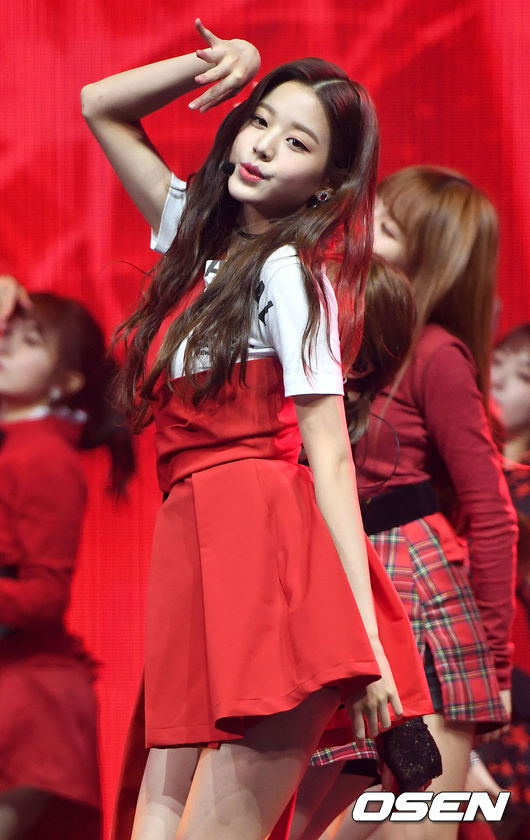 아이즈원 장원영을 비롯한 멤버들이 데뷔곡 '라비앙로즈' 무대를 펼치고 있다. /dreamer@osen.co.kr