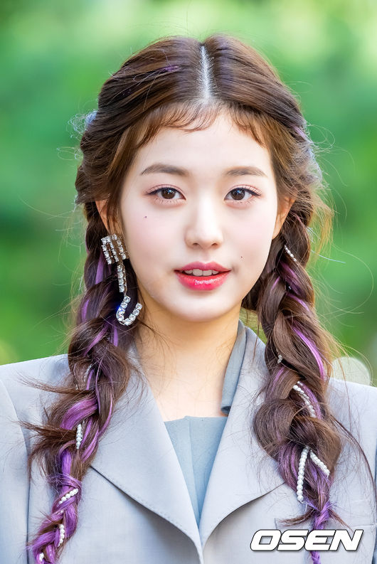 그룹 아이브(IVE)의 장원영이 출근길에 입장하며 포즈를 취하고 있다. 2022.09.02 / rumi@osen.co.kr
